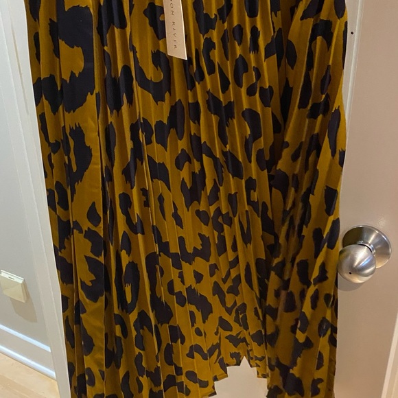 Moon river pleated skirt. Never worn - Picture 4 of 5